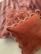 Kussenhoes | Mirage Scallop Rabarber kussenhoes van Sanctuary Living