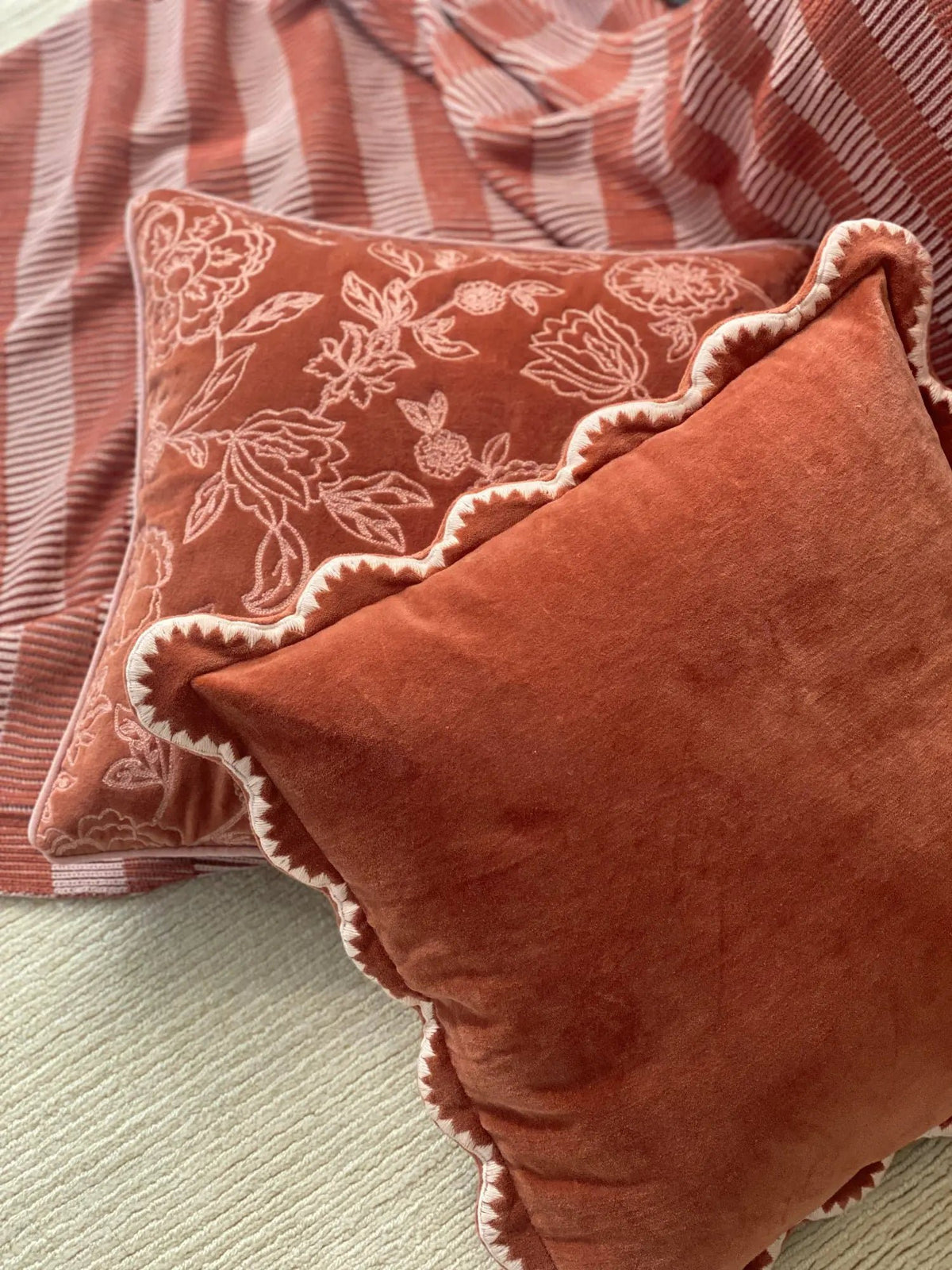 Kussenhoes | Mirage Scallop Rabarber kussenhoes van Sanctuary Living