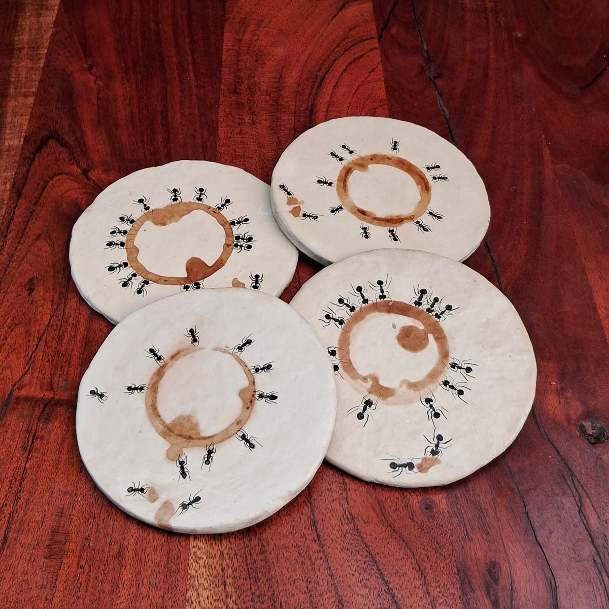 Onderzetters van papier-maché-Koffiegekleurde mieren
