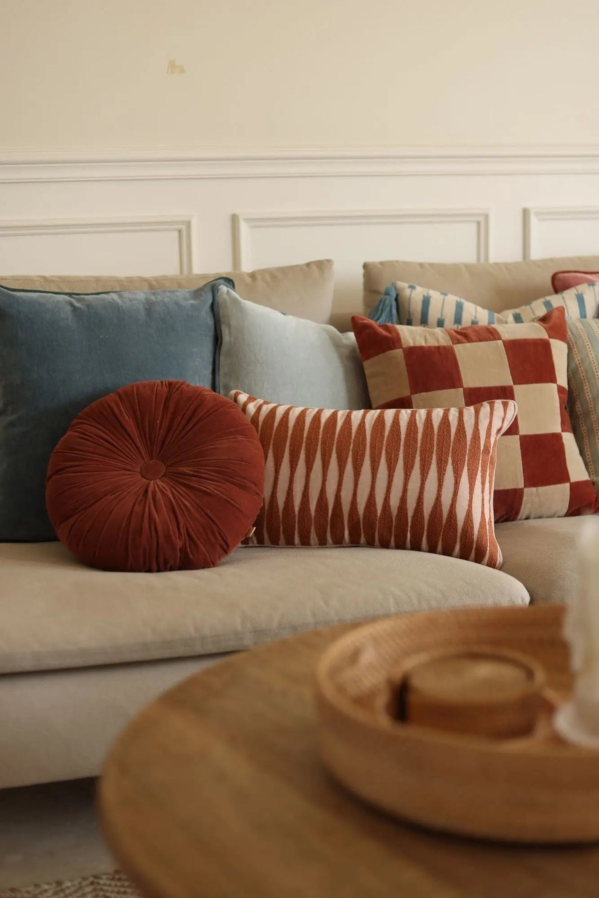 Kussen | Knuffel rabarber fluwelen rond kussen van Sanctuary Living