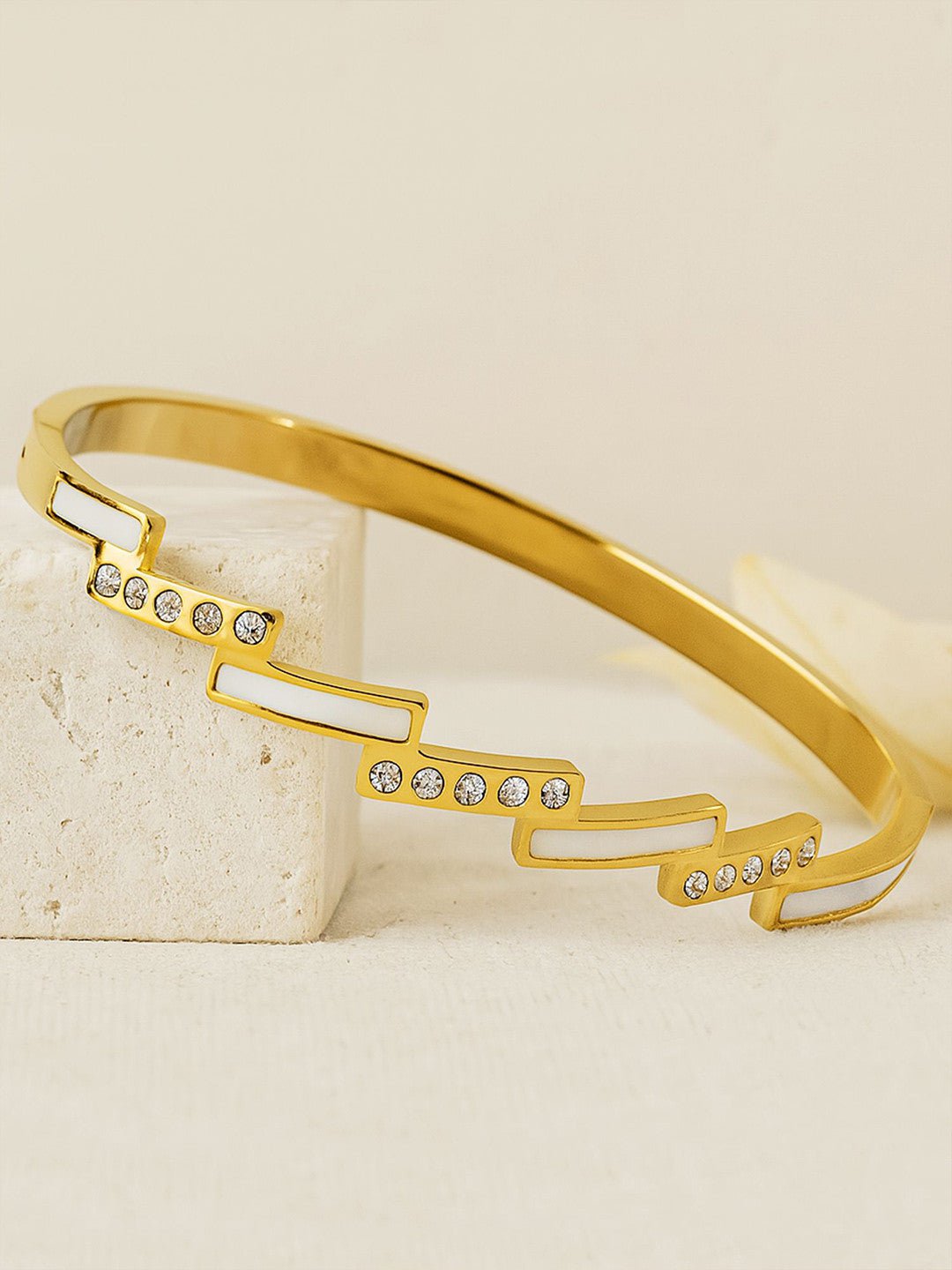 Vergulde armband met kunststenen en studs – basis van legering – afzonderlijk stuk