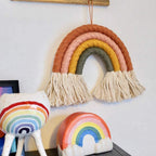 Geweven regenboog wandhanger – handgemaakte textielkunst – 8x8 inch