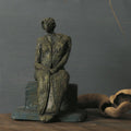 Dame in eenzaamheid – Een sculptuur van papier-maché