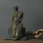 Dame in eenzaamheid – Een sculptuur van papier-maché