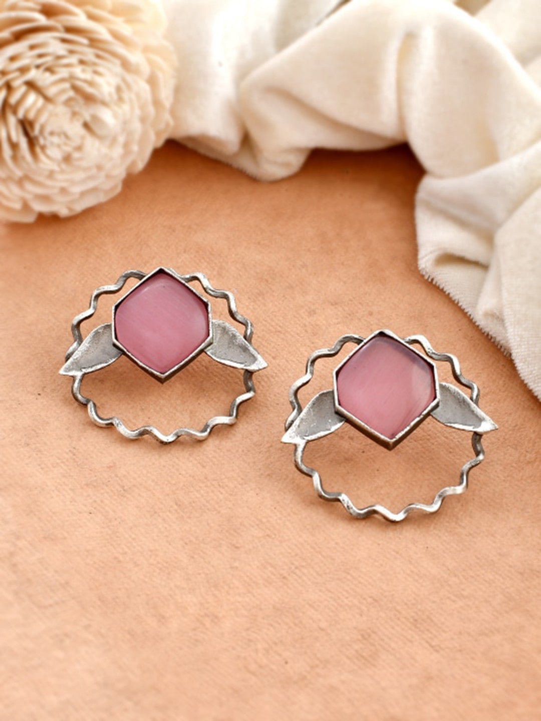 Verzilverde eigentijdse geoxideerde oorknopjes – mode-sieraden – verzilverde afwerking – 8 cm lengte