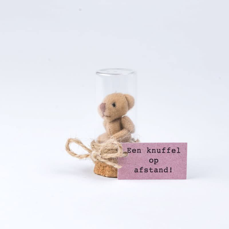 Beer in flesje knuffel afstand bruin