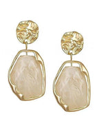 Moderne Dangler-oorbellen – vergulde afwerking – strak wit ontwerp