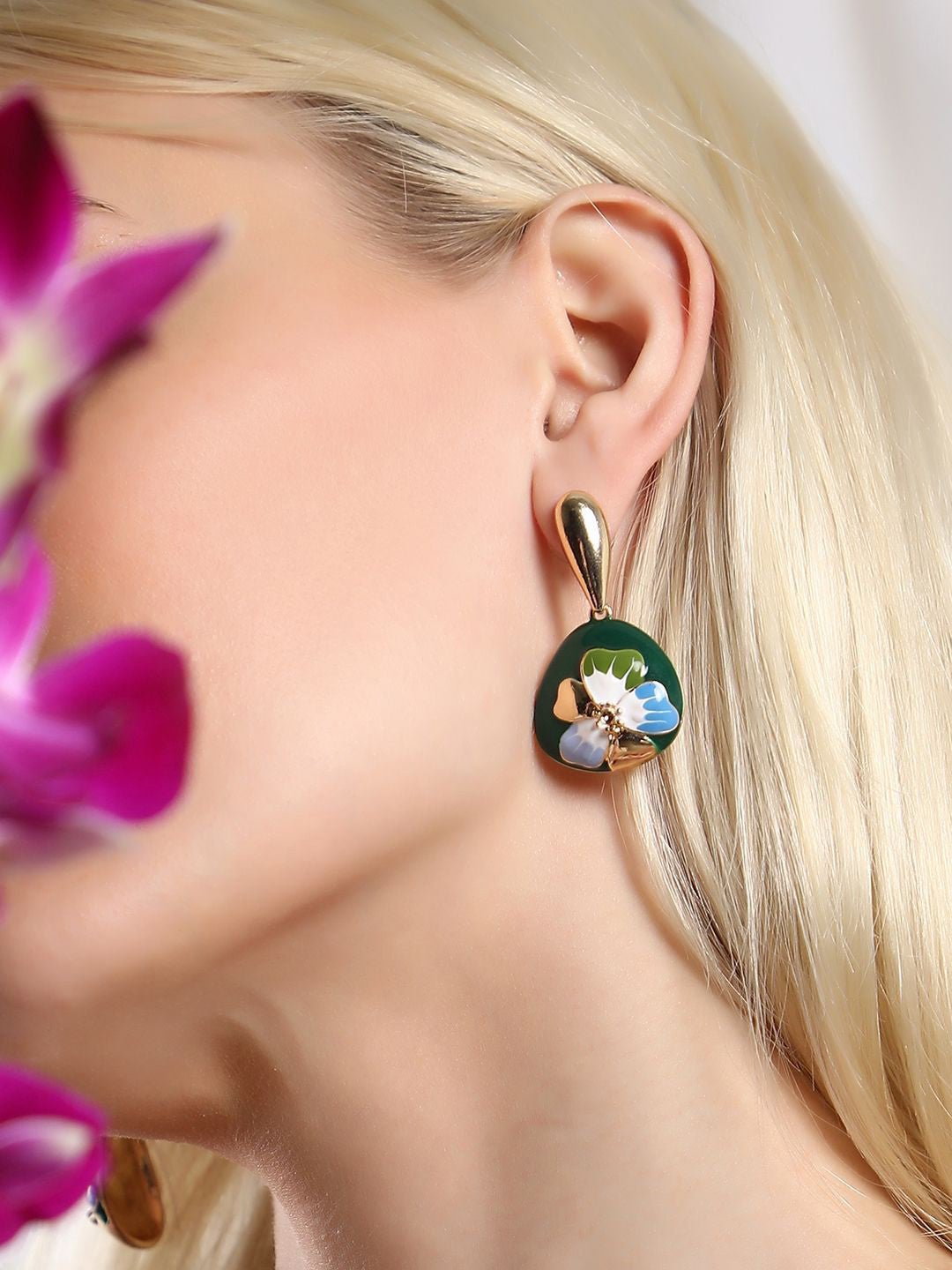 Vergulde eigentijdse Hana-druppeloorbellen – mode-sieraden – groen en blauw – 2,5 cm lengte