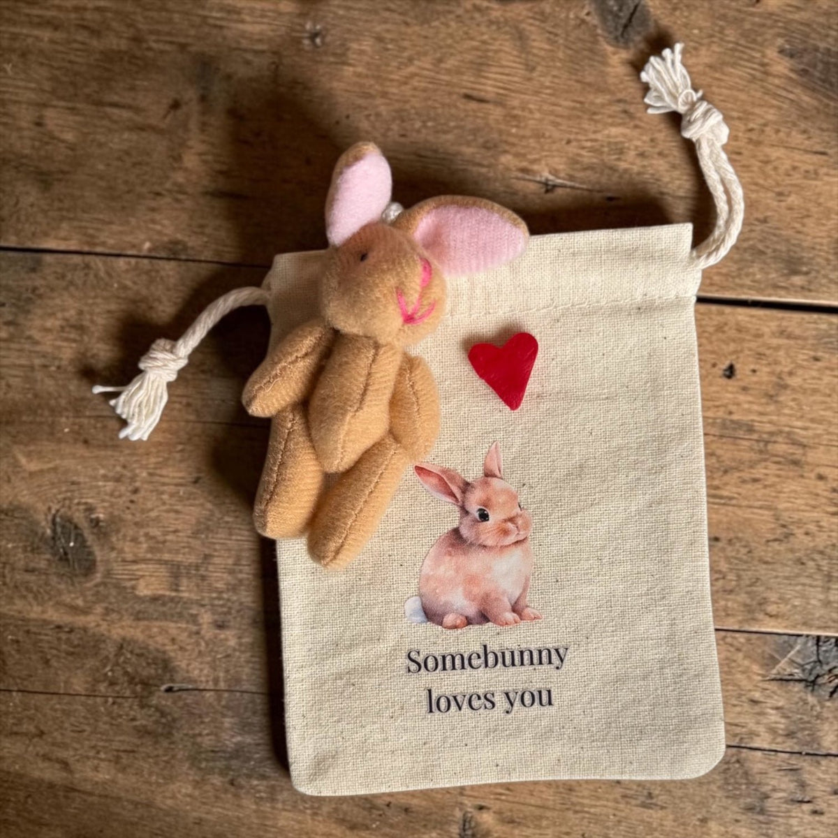 Konijn in zakje somebunny loves you