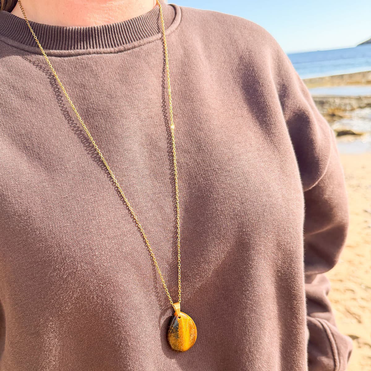 Louiz Lange Edelsteenketting met Tijgeroog hanger