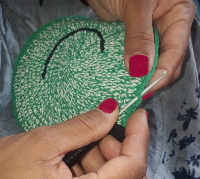 Luna-Leena Kikker cadeauhanger - groen gemêleerd - biologisch katoen - hand gehaakt in Nepal