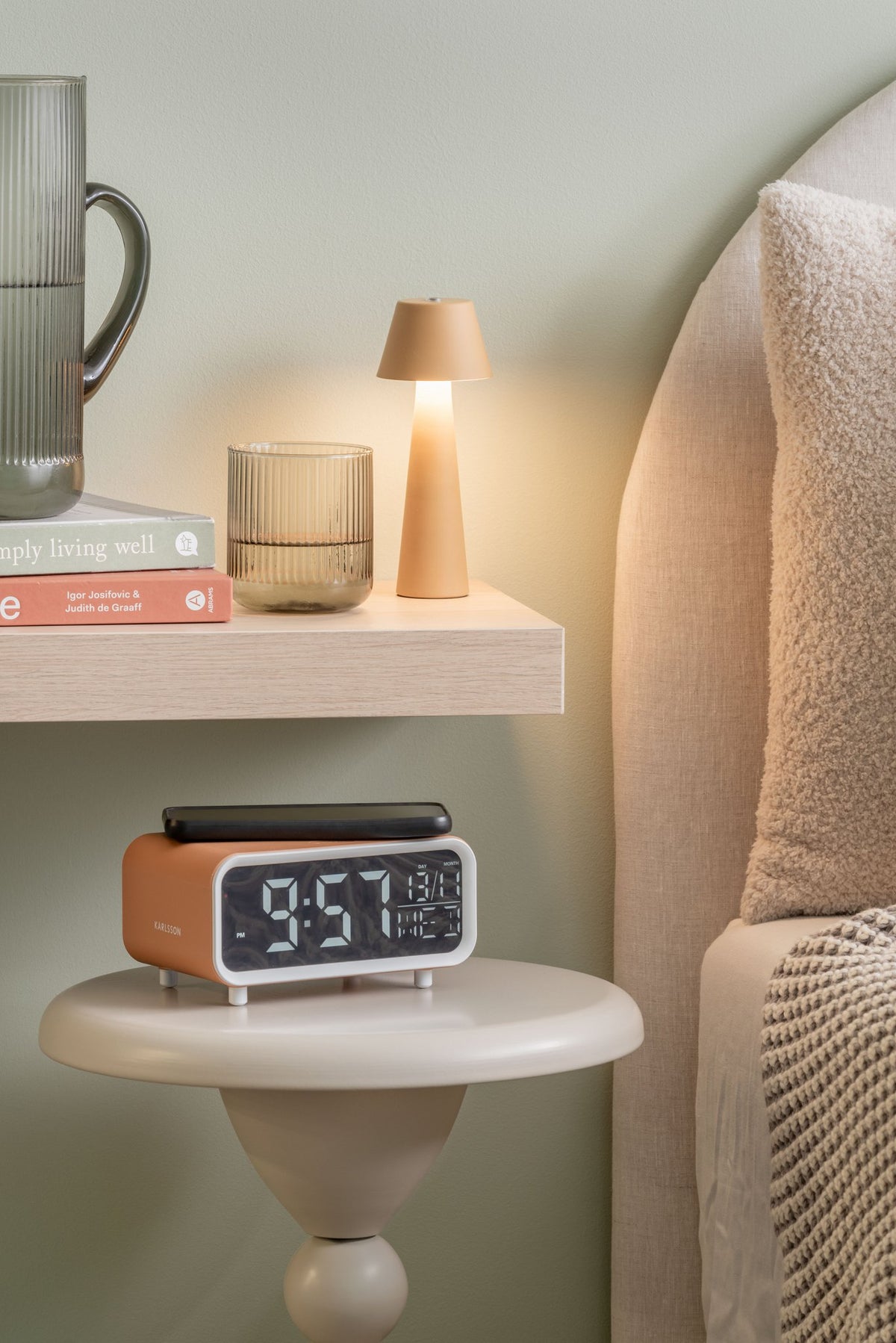 Wekker met dikke LED en telefoonoplader