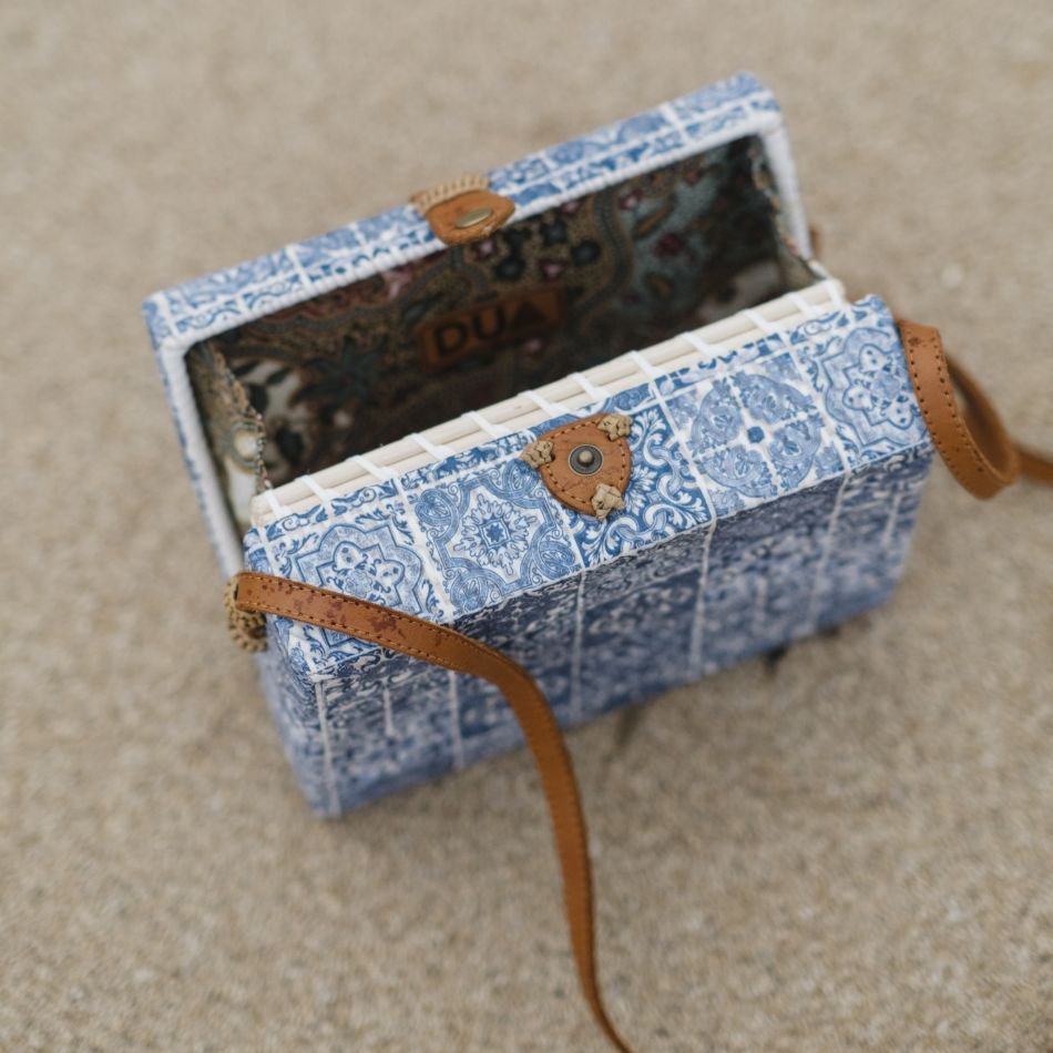 Rotan blauwe tegels en witte synthetische crossbodytas