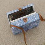 Rotan blauwe tegels en witte synthetische crossbodytas