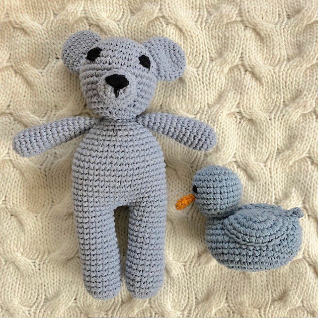 Luna-Leena eendenrammelaar - babyblauw - knuffel 0+ - biologisch katoen - handgehaakt in Nepal