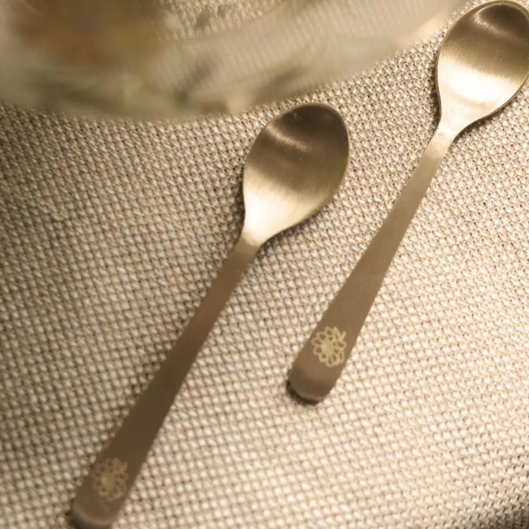 Premium theelepels van puur messing, set van 6 – handgemaakt koperen bestek met lasergegraveerd pioenroosontwerp