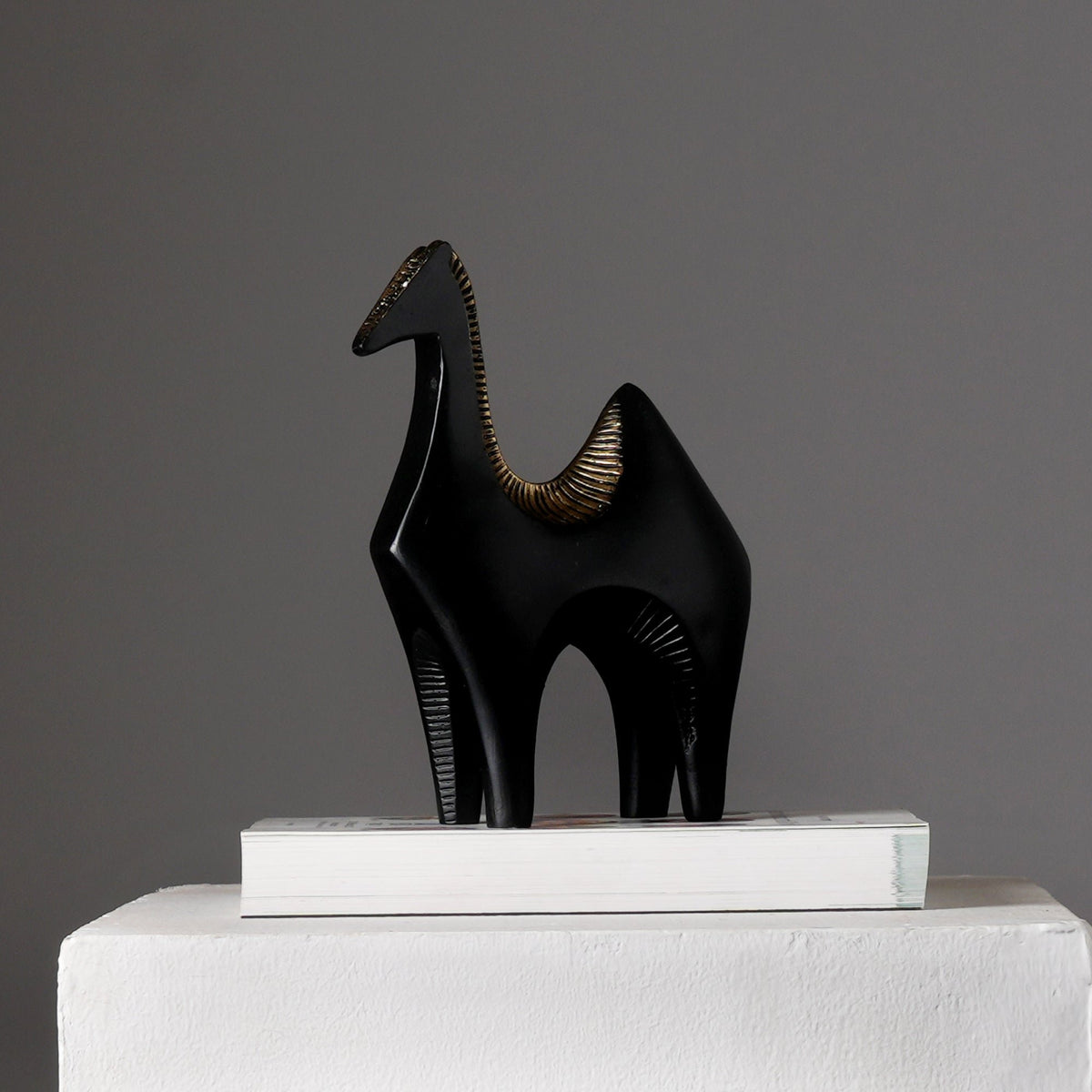 Modern zwart paardsculptuur – abstract decoratief beeldje voor