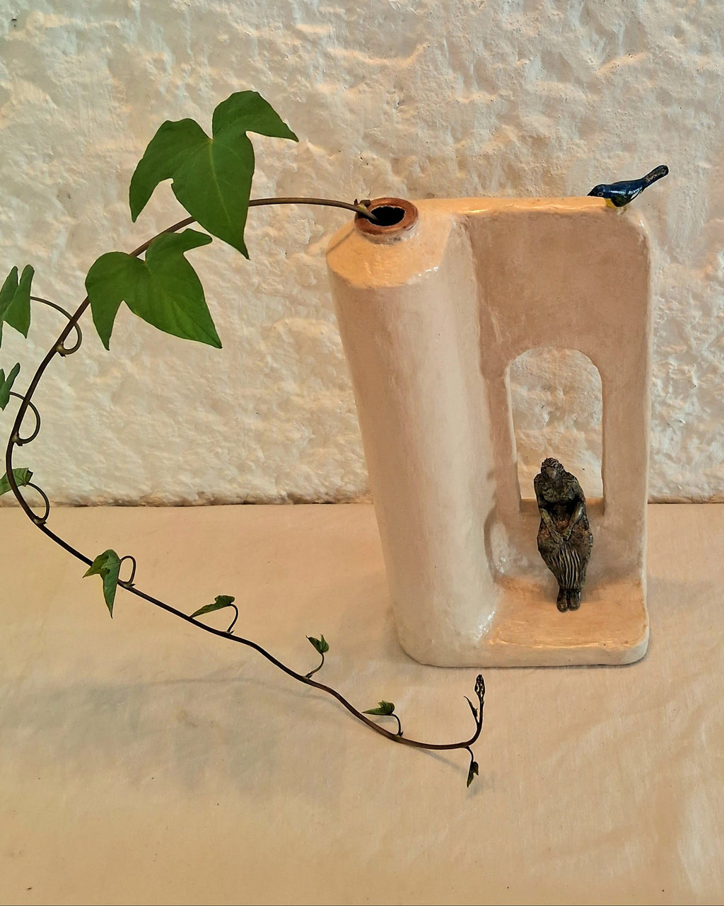 Sculpturale vaas van papier-maché, waarin kunst vorm krijgt en een doel vorm krijgt