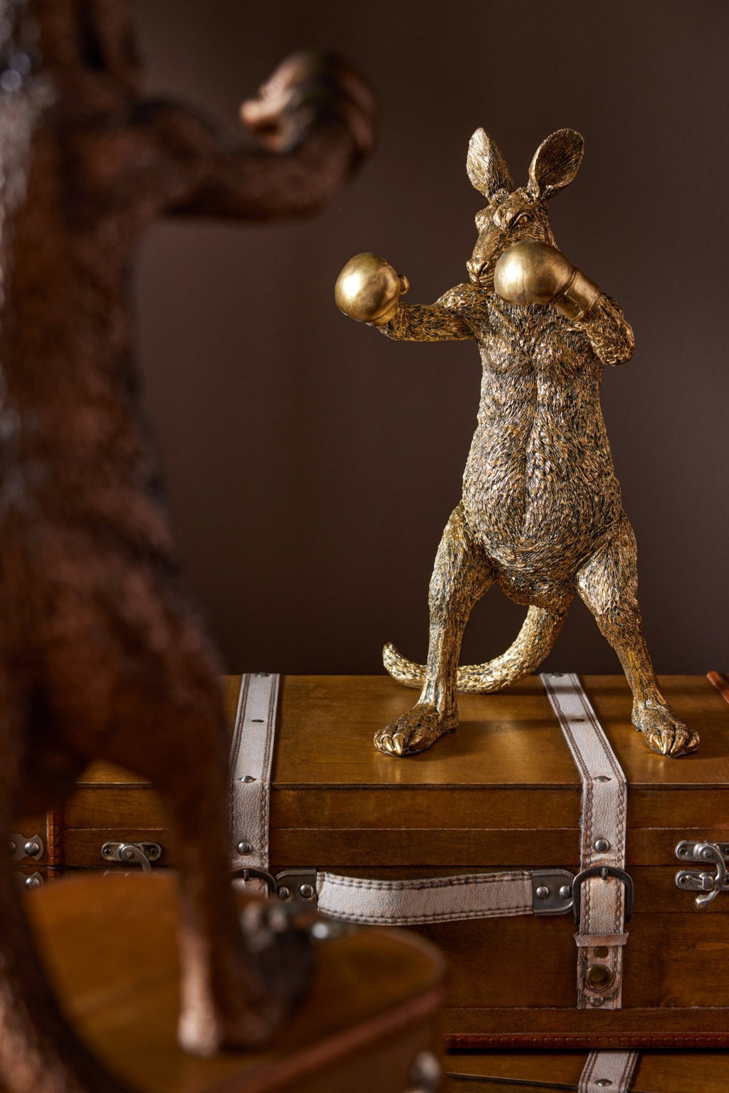 J-Line Boksende kangoeroe - polyresin - goud