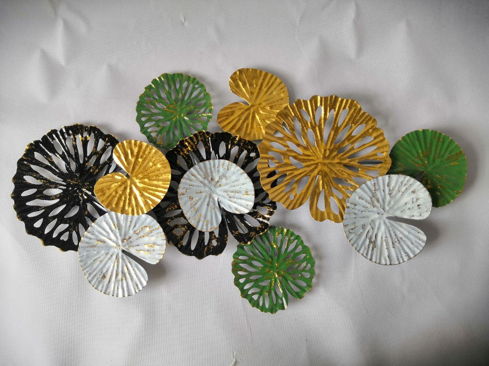 Metalen wanddecoratie.