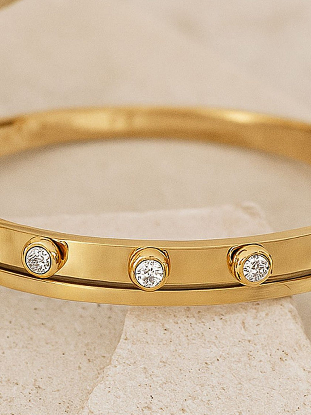 Vergulde armband met studs – modeaccessoire – legering en kunststenen – 6,3 x 5,8 cm