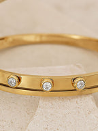 Vergulde armband met studs – modeaccessoire – legering en kunststenen – 6,3 x 5,8 cm