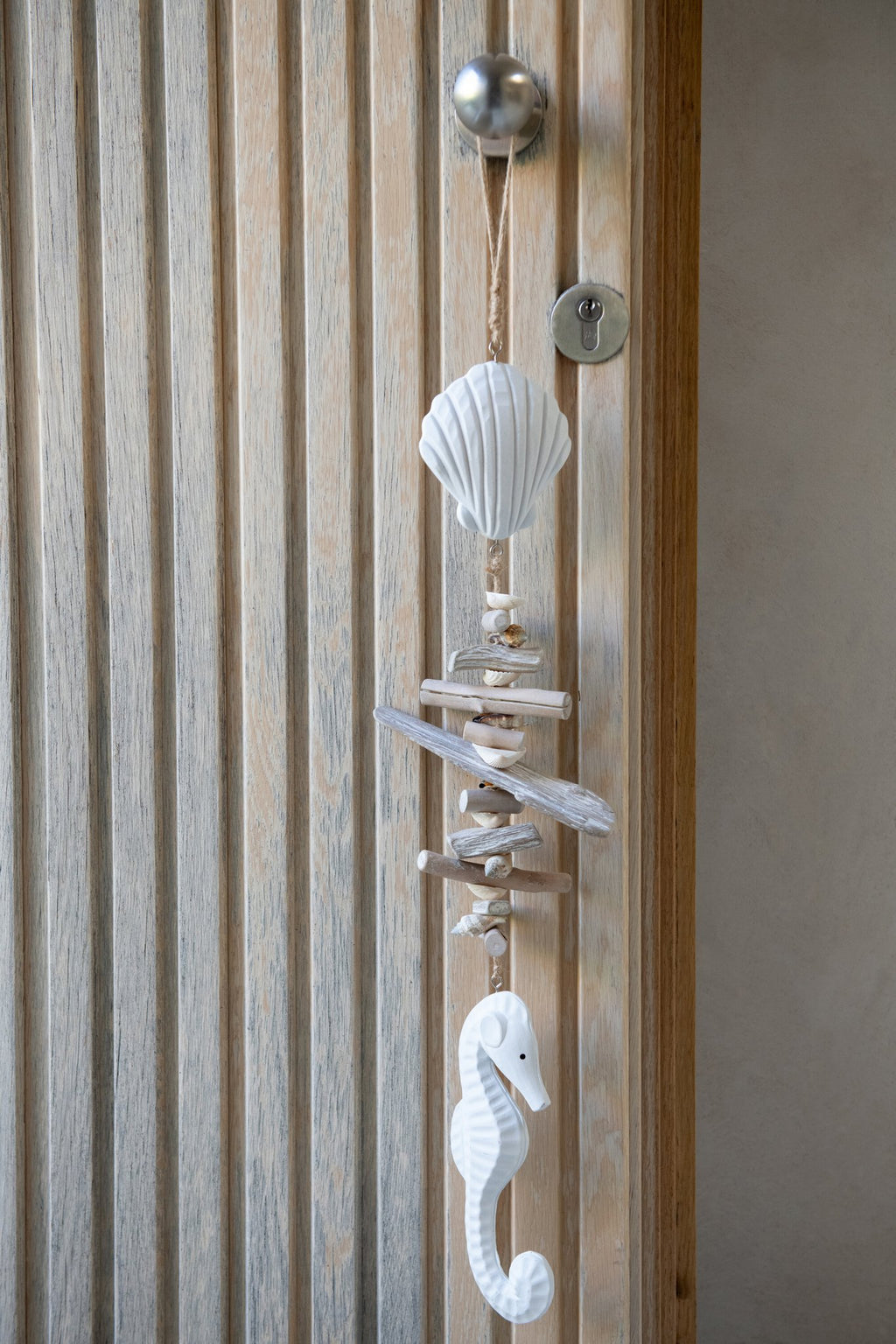 J-Line hanger Schelp + Zeepaard - hout - wit/naturel