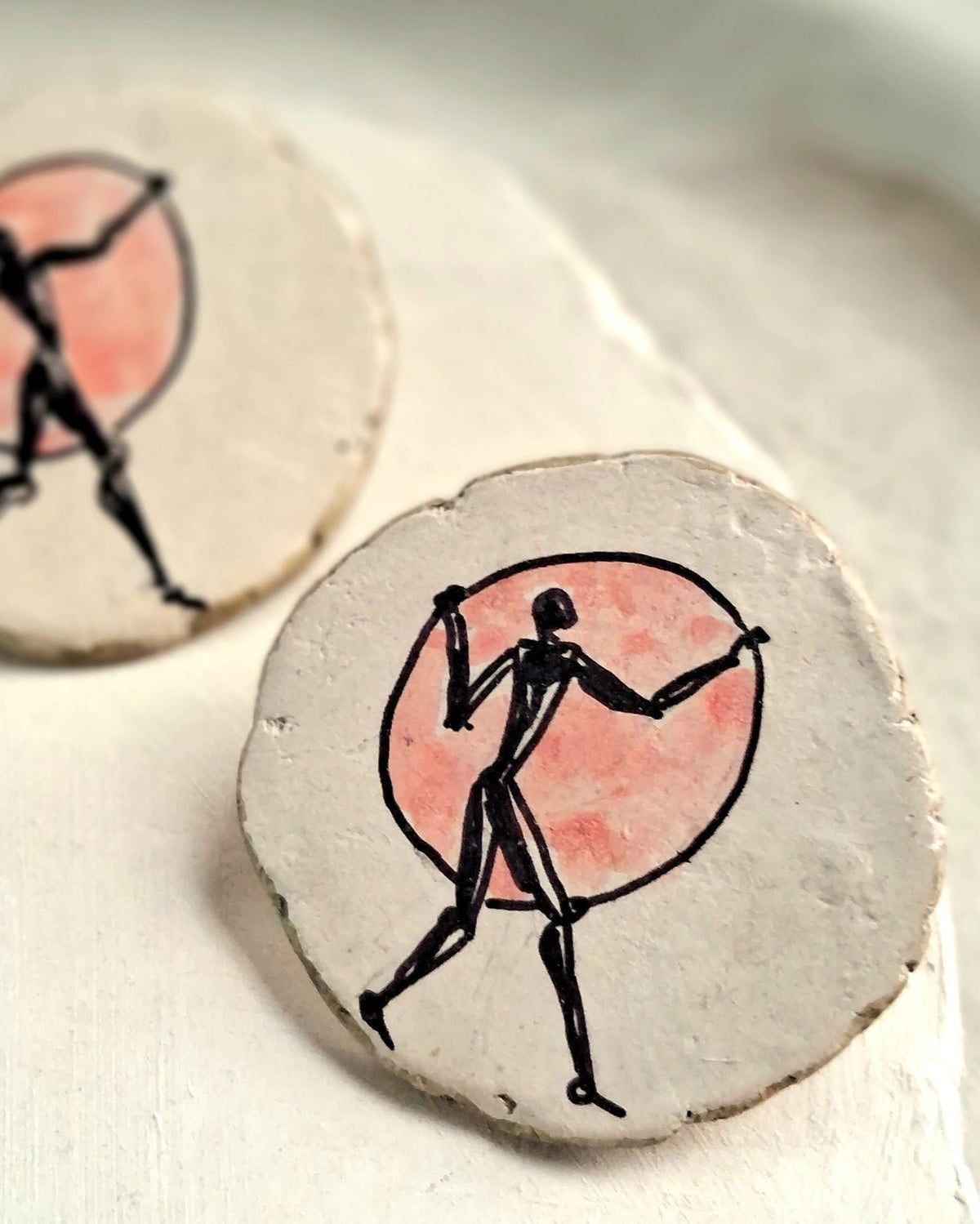 Handgeschilderde oorknopjes van papier-maché