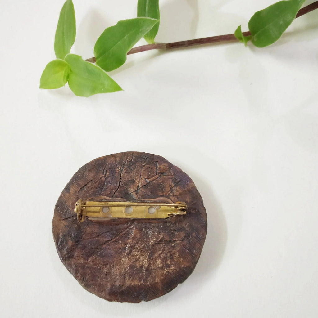 Bladbroche van papier-maché – handgemaakte schoonheid