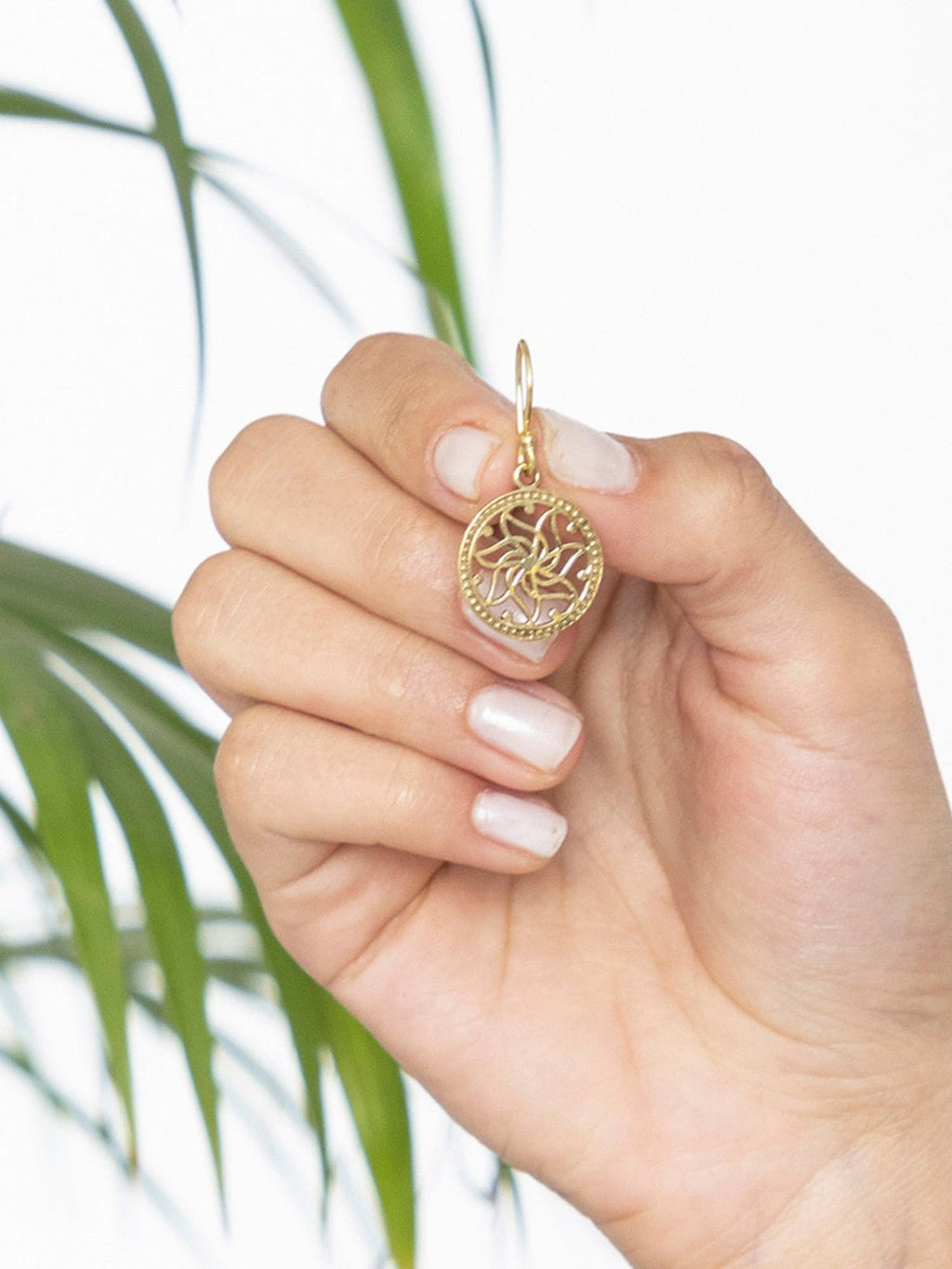Oorbellen | Vishaak met ronde, getinte afwerking | Goud