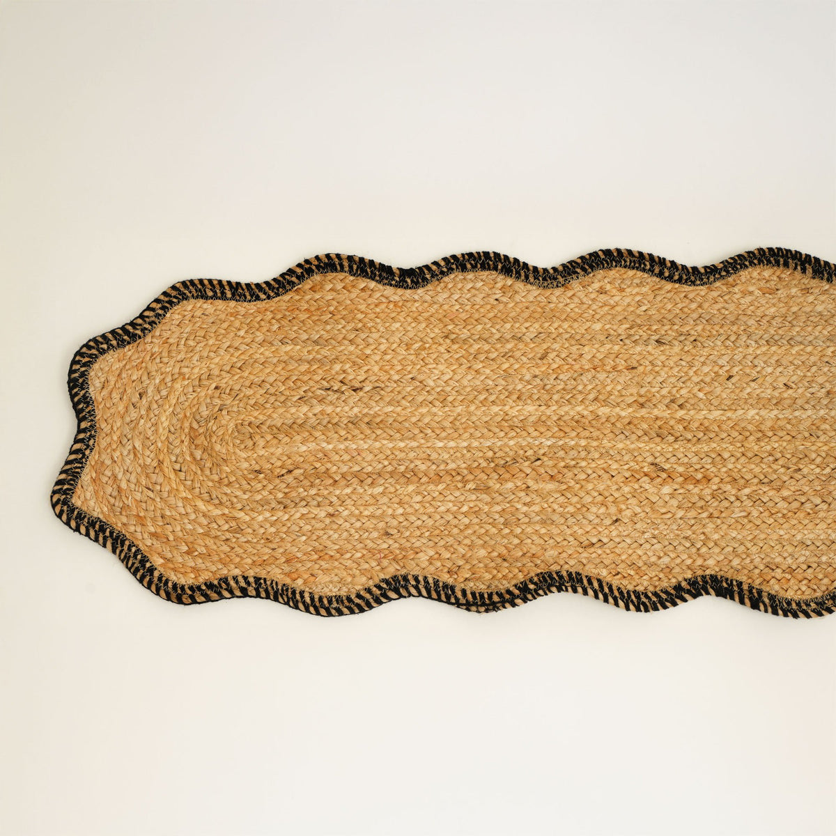 Jute gevlochten tafelloper – houtskool – natuurlijk eetdecor